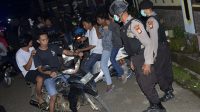 antarafoto-bubarkan-kerumunan-warga-upaya-cegah-covid-19-300320-abhe-3