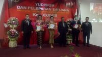 Foto: FH UNR DEKAN FH UNR, Dr. I Wayan Putu Sucana Aryana; didampingi Wakil Dekan, Cokorde Gede Swetasoma, dan Kaprodi, I Made Artana, foto bersama yudisiawan terbaik. Foto: tra Foto: FH UNR DEKAN FH UNR, Dr. I Wayan Putu Sucana Aryana; didampingi Wakil Dekan, Cokorde Gede Swetasoma, dan Kaprodi, I Made Artana, foto bersama yudisiawan terbaik. Foto: tra
