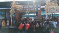 PENYERAHAN bantuan sembako pada peringatan HUT ke-7 Paguyuban JBT13 di lapangan parkir Pasar Anyar Pitik Sari, Pedungan, Minggu (13/9). Foto: ist PENYERAHAN bantuan sembako pada peringatan HUT ke-7 Paguyuban JBT13 di lapangan parkir Pasar Anyar Pitik Sari, Pedungan, Minggu (13/9). Foto: ist