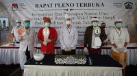 PAKET Bagus mendapat nomor urut 1, dan paket Sadia mendapat nomor urut 2 saat pengundian nomor urut di KPU Bangli, Kamis (24/9/2020). PAKET Bagus mendapat nomor urut 1, dan paket Sadia mendapat nomor urut 2 saat pengundian nomor urut di KPU Bangli, Kamis (24/9/2020).