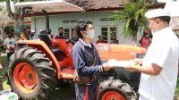 BUPATI Made Gianyar menyerahkan bantuan alat pertanian kepada 11 kelompok tani di halaman kantor Dinas PKP Bangli, Kamis (24/9/2020). Foto: gia BUPATI Made Gianyar menyerahkan bantuan alat pertanian kepada 11 kelompok tani di halaman kantor Dinas PKP Bangli, Kamis (24/9/2020). Foto: gia