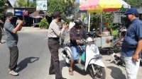 OPERASI yustisi penegakan prokes di beberapa titik wilayah Buleleng melibatkan anggota TNI dan Polri. Foto: rik OPERASI yustisi penegakan prokes di beberapa titik wilayah Buleleng melibatkan anggota TNI dan Polri. Foto: rik