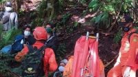 Tim SAR mengevakuasi enam orang yang tersesat di Puncak Adeng, Kabupaten Tabanan, Senin (7/9). Foto: ist Tim SAR mengevakuasi enam orang yang tersesat di Puncak Adeng, Kabupaten Tabanan, Senin (7/9). Foto: ist