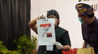 giriasa kolom kanan GIRI Prasta menunjukkan spesimen surat suara yang menunjukkan posisi paslon Giriasa di sisi kanan, dan kolom kosong di sisi kiri, usai pengundian tata letak paslon di Patra Hotal Bali, Kamis (24/9/2020). Foto: Ist