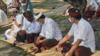 Ngurah Ambara ngobrol dengan Jaya Negara usai sembahyang bersama yang diinisiasi Amerta di Pura Jagatnata, Jumat (25/9/2020). Foto: gus hendra Ngurah Ambara ngobrol dengan Jaya Negara usai sembahyang bersama yang diinisiasi Amerta di Pura Jagatnata, Jumat (25/9/2020). Foto: gus hendra