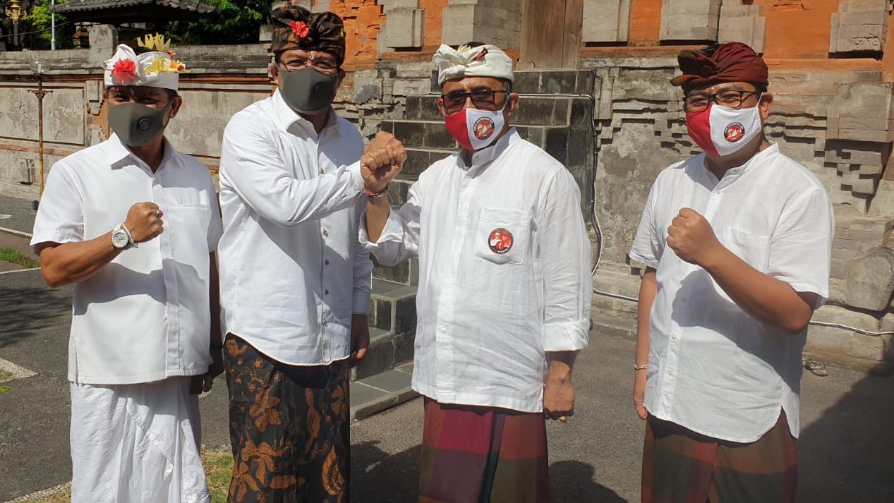 PASLON Jaya -Wibawa dan Amerta usai sembahyang bersama di Pura Jagatnata Denpasar, Jumat (25/9/2020). Mereka sepakat menghadirkan Pilkada Denpasar yang damai, aman, mematuhi protokol kesehatan. Foto: gus hendra