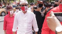 jaya-wibawa mendaftar-2 IGN Jaya Negara dan Kadek Agus Arya Wibawa (Jaya-Wibawa) saat mendaftar ke KPU Denpasar, Jumat (4/9/2020) lalu dengan restriksi tim pendukung untuk menghindari kerumunan sesuai prokes. Foto: Ist
