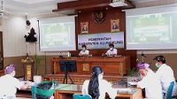 BUPATI Suwirta mengadakan rapat bersama PT SMI melalui aplikasi konferensi video, Kamis (24/9/2020). Foto: baw BUPATI Suwirta mengadakan rapat bersama PT SMI melalui aplikasi konferensi video, Kamis (24/9/2020). Foto: baw