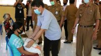 BUPATI Suwirta bersama Kadis Sosial, Pemberdayaan Perempuan dan Perlindungan, IGA Gede Mahajaya, menyerahkan bantuan beras, Senin (28/9/2020). Foto: baw BUPATI Suwirta bersama Kadis Sosial, Pemberdayaan Perempuan dan Perlindungan, IGA Gede Mahajaya, menyerahkan bantuan beras, Senin (28/9/2020). Foto: baw