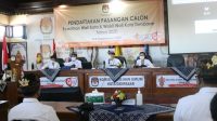 pendaftaran paslon pilkada denpasar SUASANA pendaftaran paslon Pilkada Denpasar di KPU Denpasar dengan menerapkan protokol kesehatan (prokes) dengan ketat. Kepatuhan kedua paslon Pilkada Denpasar menaati prokes, terutama dengan meniadakan kerumunan massa, layak diteladani paslon lain di Bali. Foto: Ist
