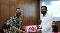 pengembalikan dokumen persyaratan badung SEMARA Cipta saat menerima dokumen perbaikan syarat calon oleh narahubung bakal paslon di KPU Badung, Jumat (18/9/2020). Foto: Ist