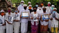 PENYERAHAN penghargaan kepada Pura Pesimpenan Baturaya, Desa Adat Tumbu; dan Pura Geria Gili Selang, Desa Adat Seraya, Karangasem, Senin (21/9). Foto: ist PENYERAHAN penghargaan kepada Pura Pesimpenan Baturaya, Desa Adat Tumbu; dan Pura Geria Gili Selang, Desa Adat Seraya, Karangasem, Senin (21/9). Foto: ist