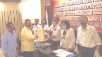 ACARA penyerahan berita acara hasil penelitian terhadap keabsahan dokumen persyaratan calon dan hasil pemeriksaan kesehatan Bapaslon Bupati dan Wakil Bupati Tabanan, dalam rapat pleno di KPU Tabanan, Senin (14/9). Foto: gap ACARA penyerahan berita acara hasil penelitian terhadap keabsahan dokumen persyaratan calon dan hasil pemeriksaan kesehatan Bapaslon Bupati dan Wakil Bupati Tabanan, dalam rapat pleno di KPU Tabanan, Senin (14/9). Foto: gap