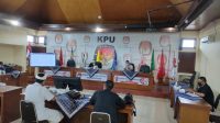 rapat penetapan APK denpasar RAPAT koordinasi terkait alat peraga kampanye Pilkada Denpasar di kantor KPU Denpasar dengan menerapkan penjarakan fisik sesuai protokol kesehatan, Kamis (17/9/2020). Foto: Ist