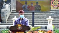 sekda dewa indra SEKDA Dewa Made Indra memberi sambutan dalam acara pembagian masker serentak seluruh Indonesia, yang untuk di Denpasar dipusatkan di Monumen Bajra Sandi Renon, Denpasar, Kamis (10/9/2020). Foto: Ist