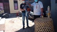 BARANG Bukti saat penggrebegan tajen di Desa Tinga-tinga ditunjukan polisi di Mapolres Buleleng. Foto: rik BARANG Bukti saat penggrebegan tajen di Desa Tinga-tinga ditunjukan polisi di Mapolres Buleleng. Foto: rik