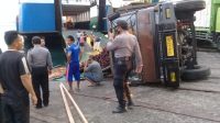 Pos bali/ist Truk terguling saat hendak keluar dari kapal di Pelabuhan Gilimanuk, Jembrana, Senin (21/9). Pos bali/ist Truk terguling saat hendak keluar dari kapal di Pelabuhan Gilimanuk, Jembrana, Senin (21/9).