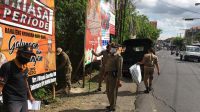 SATPOL PP Badung saat melakukan penurunan Baliho. Foto: ist SATPOL PP Badung saat melakukan penurunan Baliho. Foto: ist