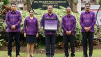 KADIS DPMPTSP Kabupaten Badung, I Made Agus Aryawan; didampingi Sekretaris dan Para Kepala Bidang menerima Public Service Award of The Year Bali 2020, Sabtu (10/10/2020). Foto: ist KADIS DPMPTSP Kabupaten Badung, I Made Agus Aryawan; didampingi Sekretaris dan Para Kepala Bidang menerima Public Service Award of The Year Bali 2020, Sabtu (10/10/2020). Foto: ist