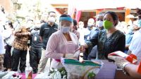 KETUA DPR RI Puan Maharani menyerahkan secara simbolis dan memantau penyaluran BST, BSB, dan sembako bagi KPM di Wantilan Pura Dalem Abiansemal Kabupaten Badung, Jumat (16/10/2020). Foto: ist KETUA DPR RI Puan Maharani menyerahkan secara simbolis dan memantau penyaluran BST, BSB, dan sembako bagi KPM di Wantilan Pura Dalem Abiansemal Kabupaten Badung, Jumat (16/10/2020). Foto: ist