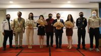 SERTIFIKAT SCI yang diserahkan oleh Deputy Director of Overseas Business Group IIAC Vin Kim kepada Direktur Pemasaran dan Pelayanan PT Angkasa Pura I (Persero) Devy Suradji dan Direktur Pengembangan Usaha PT Angkasa Pura I (Persero) Dendi T. Danianto di Bandara Ngurah Rai Bali, Kamis (15/10/2020). Foto: ist SERTIFIKAT SCI yang diserahkan oleh Deputy Director of Overseas Business Group IIAC Vin Kim kepada Direktur Pemasaran dan Pelayanan PT Angkasa Pura I (Persero) Devy Suradji dan Direktur Pengembangan Usaha PT Angkasa Pura I (Persero) Dendi T. Danianto di Bandara Ngurah Rai Bali, Kamis (15/10/2020). Foto: ist