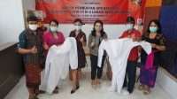 KETUA Dekranasda Denpasar, I.A Selly Dharmawijaya Mantra, menyerahkan hasil karya APD IKM Denpasar secara simbolis bersama Disperindag Provinsi Bali kepada pihak rumah sakit, Jumat (16/10/2020) di Kwace Bali. Foto: ist KETUA Dekranasda Denpasar, I.A Selly Dharmawijaya Mantra, menyerahkan hasil karya APD IKM Denpasar secara simbolis bersama Disperindag Provinsi Bali kepada pihak rumah sakit, Jumat (16/10/2020) di Kwace Bali. Foto: ist