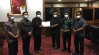 PIMPINAN DPRD Badung menerima dokumen RAPBD Badung tahun 2021 yang diserahkan Pjs. Bupati Badung, I Ketut Lihadnyana. Foto: ist PIMPINAN DPRD Badung menerima dokumen RAPBD Badung tahun 2021 yang diserahkan Pjs. Bupati Badung, I Ketut Lihadnyana. Foto: ist