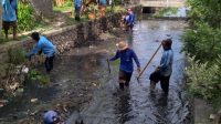 PASUKAN Biru Prokasih DPUPR Kota Denpasar saat membersihkan Tukad Loloan, Desa Sanur Kauh, Sabtu (17/10/2020). Foto: rap PASUKAN Biru Prokasih DPUPR Kota Denpasar saat membersihkan Tukad Loloan, Desa Sanur Kauh, Sabtu (17/10/2020). Foto: rap