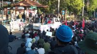 RATUSAN massa yang tergabung dalam Aliansi Bali Tidak Diam melakukan aksi di depan Kampus Unud, Kamis (22/10/2020). Foto: alt RATUSAN massa yang tergabung dalam Aliansi Bali Tidak Diam melakukan aksi di depan Kampus Unud, Kamis (22/10/2020). Foto: alt