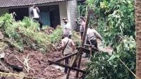 PETUGAS dibantu warga melakukan evakuasi korban longsor di Banjar Saren Kelod, Desa Nongan, Kecamatan Rendang, Karangasem, Sabtu (10/10/2020) pagi. Foto: ist PETUGAS dibantu warga melakukan evakuasi korban longsor di Banjar Saren Kelod, Desa Nongan, Kecamatan Rendang, Karangasem, Sabtu (10/10/2020) pagi. Foto: ist