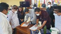 20201016_171246 TIM pemenangan paslon Jaya Wibawa dan Amerta disaksikan KPU Denpasar dan Bawaslu Denpasar, menandatangani komitmen untuk memberangus baliho liar di luar yang difasilitasi KPU di Denpasar, untuk mewujudkan pilkada ramah lingkungan, Jumat (16/10/2020). Foto: gus hendra