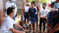 BUPATI Suwirta memberi semangat siswa kelas VII B, SMPN 1 Atap Pejukutan, Kecamatan Nusa Penida, belajar ekstra kulikuler Seni dan Budaya di halaman Kantor Desa Pejukutan, Minggu (18/10/2020). Foto: ist BUPATI Suwirta memberi semangat siswa kelas VII B, SMPN 1 Atap Pejukutan, Kecamatan Nusa Penida, belajar ekstra kulikuler Seni dan Budaya di halaman Kantor Desa Pejukutan, Minggu (18/10/2020). Foto: ist