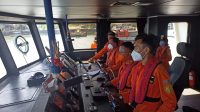 PETUGAS Basarnas yang berada di KN Sar Arjuna 229 yang berangkat melakukan evakuasi. Foto: ist PETUGAS Basarnas yang berada di KN Sar Arjuna 229 yang berangkat melakukan evakuasi. Foto: ist