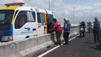 PROSES evakuasi korban pemotor yang terjatuh di jalan tol akibat tersangkut tali layangan, Selasa (6/10/2020). Foto: ist PROSES evakuasi korban pemotor yang terjatuh di jalan tol akibat tersangkut tali layangan, Selasa (6/10/2020). Foto: ist
