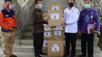 ANGGOTA Komisi III DPD RI, AA Gde Agung, menyerahkan bantuan APD kepada Pemkab Klungkung, Selasa (20/10/2020). Foto: ist ANGGOTA Komisi III DPD RI, AA Gde Agung, menyerahkan bantuan APD kepada Pemkab Klungkung, Selasa (20/10/2020). Foto: ist