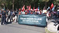 MASSA saat melakukan aksi demonstrasi dan berorasi terkait penolakan terhadap Omnibus Law UU Cipta Kerja di depan kantor DPRD Bali, Renon, Denpasar, Jumat (16/10/2020). Foto: bro MASSA saat melakukan aksi demonstrasi dan berorasi terkait penolakan terhadap Omnibus Law UU Cipta Kerja di depan kantor DPRD Bali, Renon, Denpasar, Jumat (16/10/2020). Foto: bro