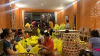 ANAK-ANAK Ashram Gandhi Puri, Denpasar, tampak sibuk menyiapkan sayur-sayuran untuk dijual di stand “Waroeng Dadakan”. Foto: ist ANAK-ANAK Ashram Gandhi Puri, Denpasar, tampak sibuk menyiapkan sayur-sayuran untuk dijual di stand “Waroeng Dadakan”. Foto: ist