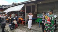 SEORANG pemuda dihukum berdiri dengan mengangkat satu kaki sambil menjewer telinga akibat tidak memakai masker, Rabu (21/10/2020) di Tabanan. Foto: ist SEORANG pemuda dihukum berdiri dengan mengangkat satu kaki sambil menjewer telinga akibat tidak memakai masker, Rabu (21/10/2020) di Tabanan. Foto: ist