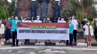 ELEMEN masyarakat Bangli menyuarakan penolakan demo anarkis dengan deklarasi Bali Cinta Damai di depan Monumen Kapten Mudita, Bangli, Jumat (16/10). Foto: gia ELEMEN masyarakat Bangli menyuarakan penolakan demo anarkis dengan deklarasi Bali Cinta Damai di depan Monumen Kapten Mudita, Bangli, Jumat (16/10). Foto: gia