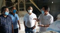 BUPATI Suwirta mendampingi Dirjen Penanganan Fakir Miskin Kementerian Sosial, Asep Sasa Purnama, berkeliling meninjau Bima Juara di KUD Jaya Werdhi Takmung, Sabtu (17/10/2020). Foto: ist BUPATI Suwirta mendampingi Dirjen Penanganan Fakir Miskin Kementerian Sosial, Asep Sasa Purnama, berkeliling meninjau Bima Juara di KUD Jaya Werdhi Takmung, Sabtu (17/10/2020). Foto: ist
