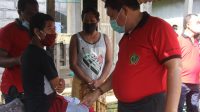 BUPATI Artha, mengunjungi penyandang disabilitas dan warga yang terkena musibah longsor, Jumat (16/10/2020). Foto: ist BUPATI Artha, mengunjungi penyandang disabilitas dan warga yang terkena musibah longsor, Jumat (16/10/2020). Foto: ist