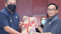 BUPATI Gianyar Made Mahayastra (kiri) menyerahkan RAPBD 2021 kepada Ketua DPRD Gianyar. Foto: adi BUPATI Gianyar menyerahkan RAPBD 2021 kepada Ketua DPRD Gianyar. Foto: adi