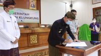 BUPATI Suwirta menandatangani kerjasama dengan PT Jasa Raharja Cabang Bali, Selasa (6/10/2020) di ruang rapat Praja Mandala Kantor Bupati Klungkung. BUPATI Suwirta menandatangani kerjasama dengan PT Jasa Raharja Cabang Bali, Selasa (6/10/2020) di ruang rapat Praja Mandala Kantor Bupati Klungkung.
