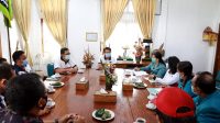 BUPATI Suwirta memimpin rapat pembentukan Anggaran Rumah Tangga Koperasi Gema Nadi Lestari di ruang rapat kantor Bupati Klungkung, Jumat (2/10/2020). Foto: baw BUPATI Suwirta memimpin rapat pembentukan Anggaran Rumah Tangga Koperasi Gema Nadi Lestari di ruang rapat kantor Bupati Klungkung, Jumat (2/10/2020). Foto: baw