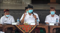 BUPATI Suwirta menghadiri sosialisasi di Balai Desa Tangkas, Kecamatan Klungkung, Kamis (8/10/2020). Foto: ist BUPATI Suwirta menghadiri sosialisasi di Balai Desa Tangkas, Kecamatan Klungkung, Kamis (8/10/2020). Foto: ist
