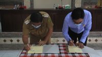 BUPATI Jembrana, I Putu Artha,menandatangani nota kesepahaman bantuan hukum perdata dan tata usaha negarabersama Kajari Jembrana, Pipiet Suryo Priarto Wibowo, Senin (5/10/2020). Foto: man BUPATI Jembrana, I Putu Artha,menandatangani nota kesepahaman bantuan hukum perdata dan tata usaha negarabersama Kajari Jembrana, Pipiet Suryo Priarto Wibowo, Senin (5/10/2020). Foto: man