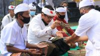 WAGUB Cok Ace melakukan persembahyangan dalam Pujawali Catur Murti lan Usaba Kaja di Desa Adat Seraya, Karangasem, Selasa (6/10/2020). Foto: ist WAGUB Cok Ace melakukan persembahyangan dalam Pujawali Catur Murti lan Usaba Kaja di Desa Adat Seraya, Karangasem, Selasa (6/10/2020). Foto: ist