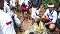 WARGA di sekitar Pura Hyang Pancuhan Temeling, Desa Batumadeg, Kecamatan Nusa Penida, menyelamatkan nenek Cukri yang terjatuh di jurang, Kamis (1/10/2020). Foto: baw WARGA di sekitar Pura Hyang Pancuhan Temeling, Desa Batumadeg, Kecamatan Nusa Penida, menyelamatkan nenek Cukri yang terjatuh di jurang, Kamis (1/10/2020). Foto: baw