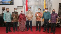 GUBERNUR NTB, Dr. H. Zulkieflimansyah, saat bersama para komisioner KPPU di ruang kerjanya, Selasa (20/10). Foto: ist GUBERNUR NTB, Dr. H. Zulkieflimansyah, saat bersama para komisioner KPPU di ruang kerjanya, Selasa (20/10). Foto: ist