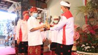 Gubernur Koster menyerahkan cinderamata kepada Apbednas di Wantilan Kertha Sabha, Jaya Sabha, Denpasar
